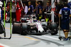 Felipe Massa, Williams FW40, en pits con una rueda trasera dañada