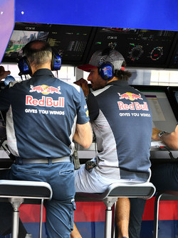 Carlos Sainz Jr., Scuderia Toro Rosso, sur le muret des stands pendant les EL1