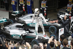 Льюїс Хемілтон, Mercedes AMG F1, святкує перемогу в закритому парку