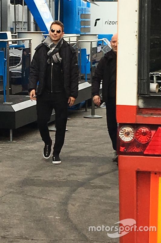 Jorge Lorenzo dirigiéndose hacia el hospitality de Ducati