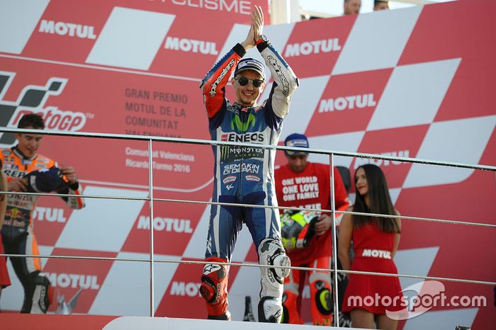 Lorenzo tras ganar su última carrera con Yamaha en Valencia 2016