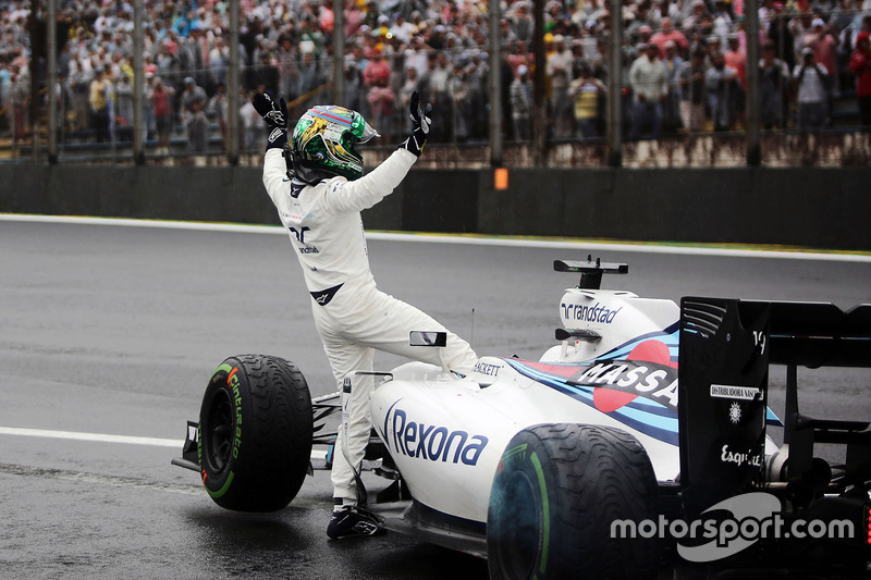 Felipe Massa, Williams FW38, salue la foule après son accident