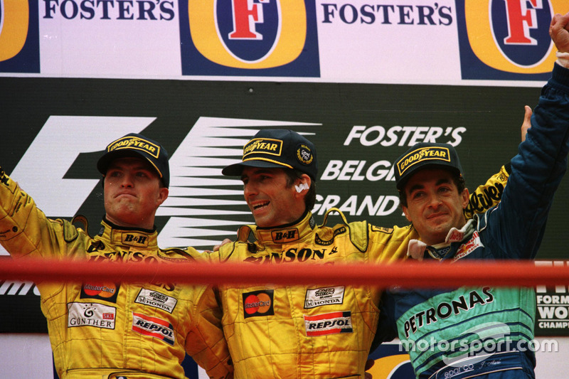 Podio: ganador de la carrera Damon Hill, Jordan, segundo lugar Ralf Schumacher, Jordan; tercer lugar