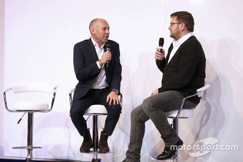 Тобі Муді говорить з Полом Хембрі, директором Pirelli Motorsport