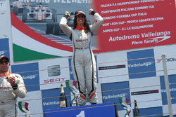 Carlotta Fedeli festeggia la vittoria sul podio di Vallelunga