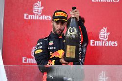 Podio: ganador de la carrera Daniel Ricciardo, Red Bull Racing
