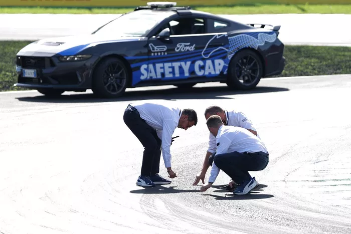 مسؤولو الاتحاد الدولي للسيارات (FIA) يتفقدون سطح الحلبة