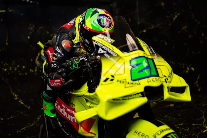 VR46、2026年新カラーリングは『黄×黒』に変化！ ロッシ「あとは速く