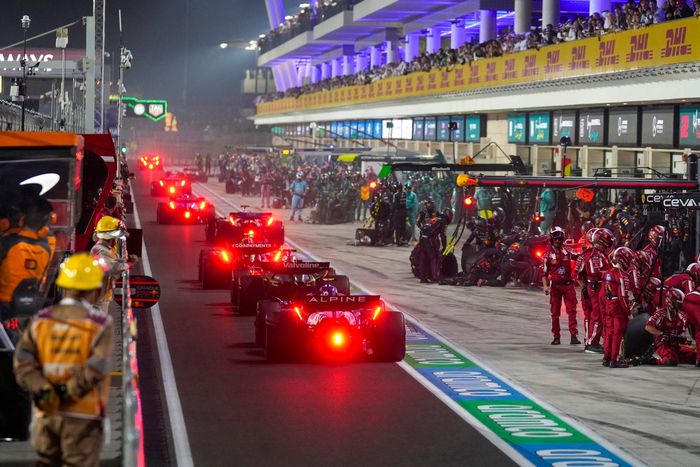 Los pilotos entran en boxes durante el coche de seguridad
