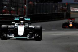 Lewis Hamilton, Mercedes AMG F1 W07 Hybrid vor Daniel Ricciardo, Red Bull Racing RB12