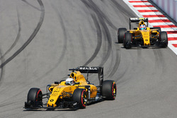 Kevin Magnussen, Renault Sport F1 Team RS16 davanti al compagno di squadra Jolyon Palmer, Renault Sp