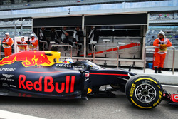 Daniel Ricciardo, Red Bull Racing RB12, lascia i box con l'Aero Screen