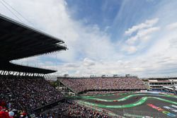 Max Verstappen, Red Bull Racing RB12, Sebastian Vettel, Ferrari SF16-H y Daniel Ricciardo, Red Bull 