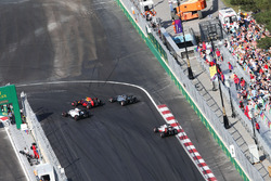 (L naar R): Valtteri Bottas, Williams FW38, Max Verstappen, Red Bull Racing RB12, en Lewis Hamilton,