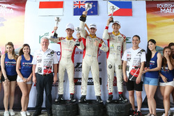 Faine Kahia, Presley Martono, Gabriel Cabrera, podium Clark International Speedway, Filipina
