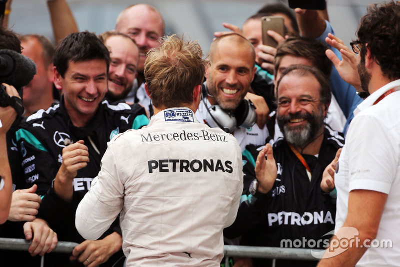 Ganador de la carrera Nico Rosberg, Mercedes AMG F1 celebra con el equipo en parc ferme