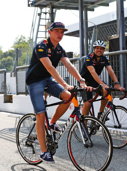 Max Verstappen, Red Bull Racing, in bici per l'autodromo