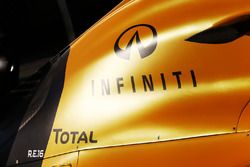 Le logo Infiniti sur la Renault Sport F1 Team R.S.16