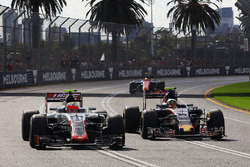 Esteban Gutierrez, Haas F1 Team VF-16 and Carlos Sainz Jr., Scuderia Toro Rosso STR11 battle for pos