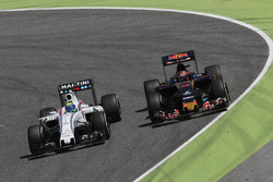 Фелипе Масса, Williams FW38 и Даниил Квят, Scuderia Toro Rosso STR11 - борьба за позицию