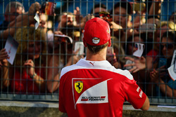 Sebastian Vettel, Ferrari, zet handtekeningen voor de fans