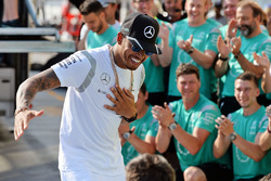Переможець гонки Льюїс Хемілтон, Mercedes AMG F1 святкує разом з командою