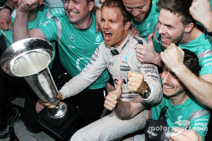 Ganador Nico Rosberg, de Mercedes AMG F1 Team celebra con el equipo