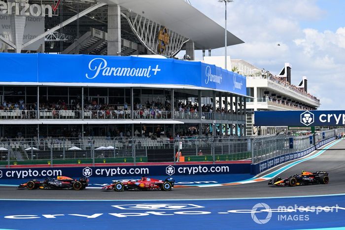 Max Verstappen, Red Bull Racing RB20, lidera Charles Leclerc, Ferrari SF-24, y Sergio Pérez, Red Bull Racing RB20.