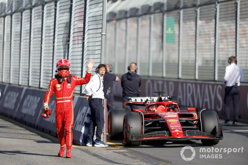 Charles Leclerc, Scuderia Ferrari, salue les fans après la qualification