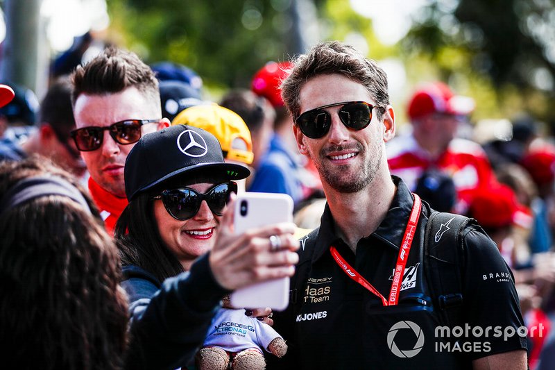 Romain Grosjean, Haas F1 Team poses for a selfie with a fan