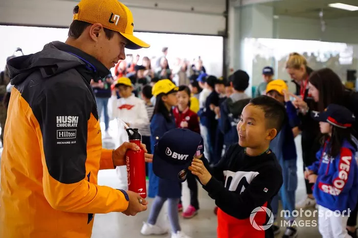 Lando Norris, McLaren con i grid kid