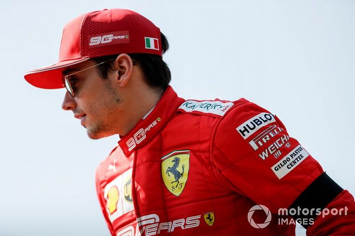 Charles Leclerc, Ferrari, en el desfile de pilotos