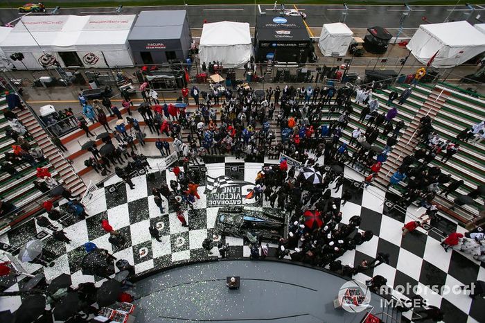 #10 Wayne Taylor Racing Cadillac DPi: Renger Van Der Zande, Jordan Taylor, Fernando Alonso, Kamui Kobayashi