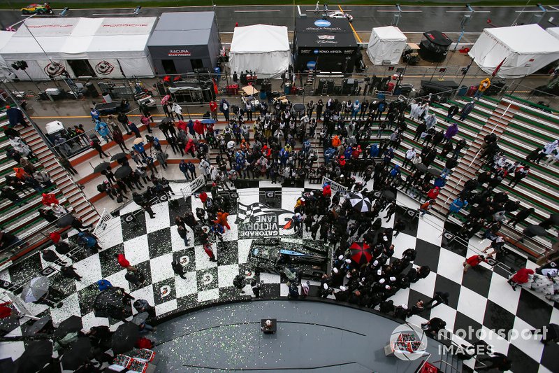 #10 Wayne Taylor Racing Cadillac DPi: Renger Van Der Zande, Jordan Taylor, Fernando Alonso, Kamui Kobayashi, Race Winners, Celebration