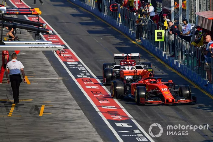 Charles Leclerc, Ferrari SF90, esce dal box davanti a Kimi Raikkonen, Alfa Romeo Racing C38