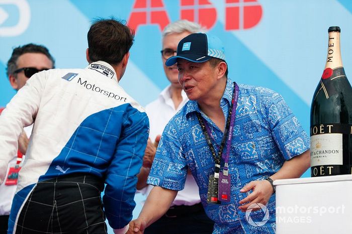 Antonio Felix da Costa, BMW I Andretti Motorsports, shakes hands with a dignitary 