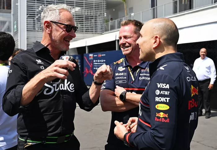 Jonathan Wheatley, director del equipo Stake F1 Team Kick Sauber y Gianpiero Lambiase, jefe de carreras de Oracle Red Bull Racing.