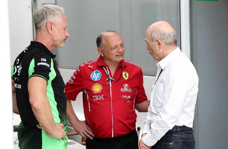 Jonathan Wheatley, Director del equipo Stake F1 Team Kick Sauber y Frederic Vasseur, Director del equipo Scuderia Ferrari hablan con Peter Sauber