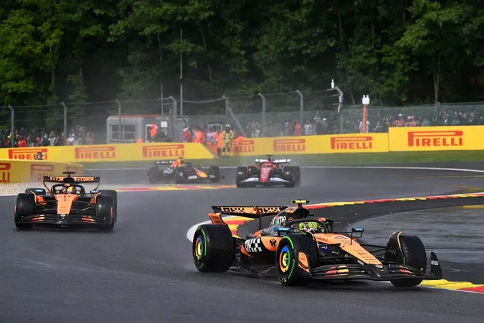 Charles Leclerc, Ferrari, Lando Norris, McLaren, Oscar Piastri