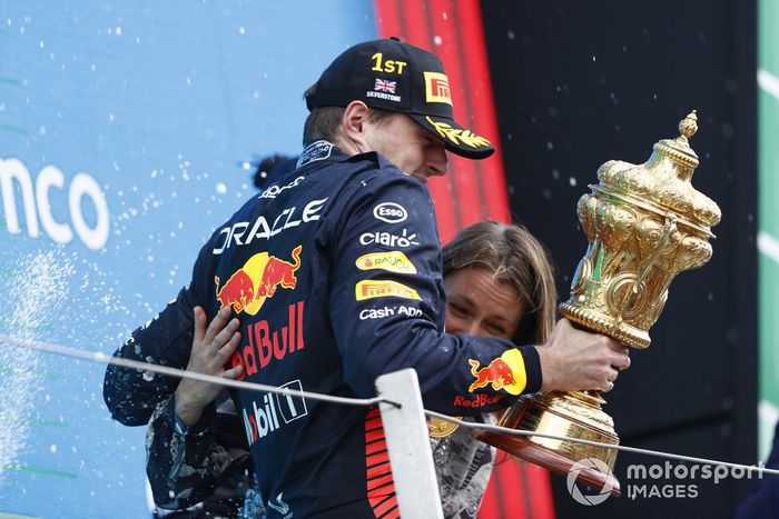 Max Verstappen, Red Bull Racing, 1ª posición, con el trofeo de vencedor.