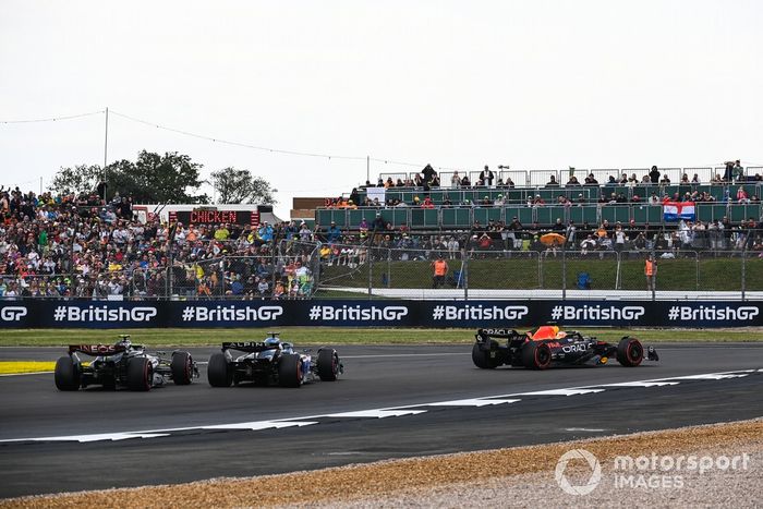 Max Verstappen, Red Bull Racing RB19, Esteban Ocon, Alpine A523, Lewis Hamilton, Mercedes F1 W14