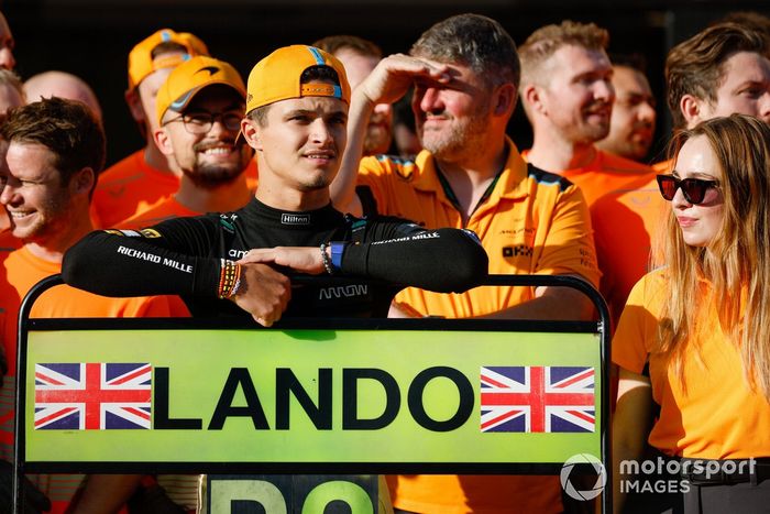 Lando Norris, McLaren, 2ª posición, celebra con su equipo tras la carrera