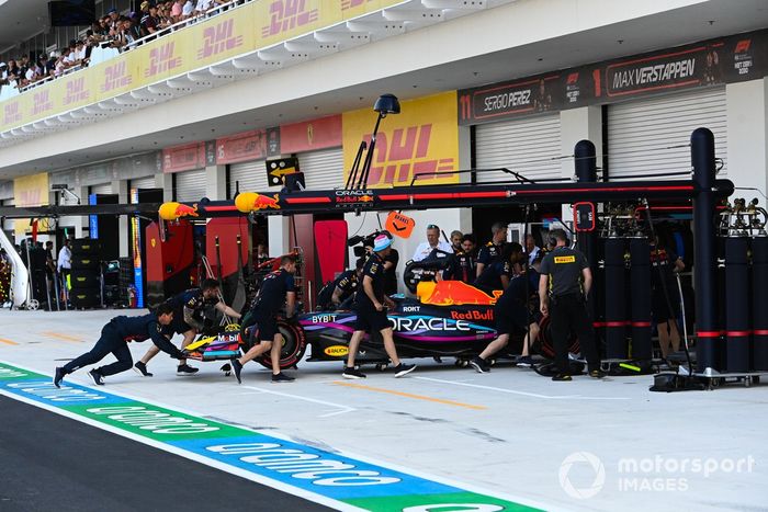 Max Verstappen, Red Bull Racing RB19, regresa al garaje