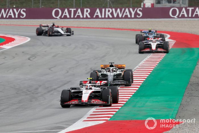 Nico Hulkenberg, Haas VF-23, Oscar Piastri, McLaren MCL60, Kevin Magnussen, Haas VF-23