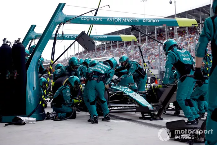 Lance Stroll, Aston Martin AMR23, hace una parada