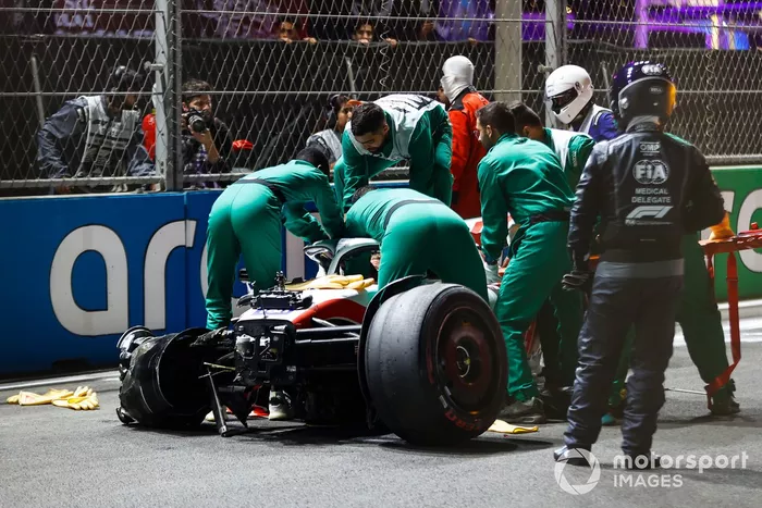Los oficiales de pista recuperan los restos del coche dañado de Mick Schumacher, Haas VF-22, tras un fuerte accidente en la Q2  