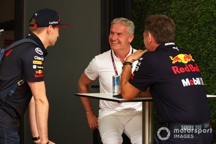 Max Verstappen, Red Bull Racing, habla con David Coulthard,  ex piloto de F1 y presentador de televisión