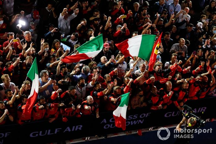 Una multitud de miembros del equipo Ferrari anima a sus pilotos en la ceremonia del podio