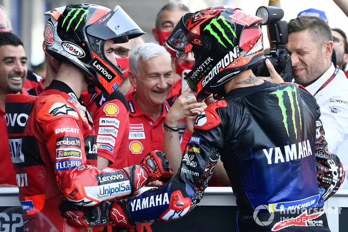 Ganador de la pole Francesco Bagnaia, Equipo Ducati, segundo Fabio Quartararo, Yamaha Factory Racing