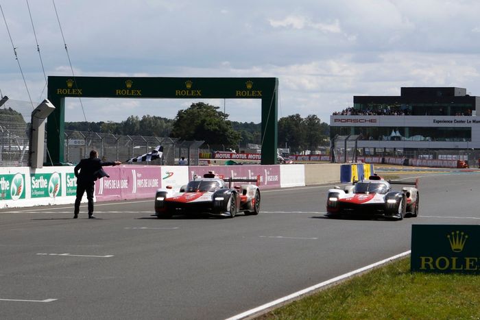 Ganadores #7 Toyota Gazoo Racing Toyota GR010 - Hybrid Hypercar, Mike Conway, Kamui Kobayashi, José María López, y el segundo lugar #8 Toyota Gazoo Racing Toyota GR010 - Hybrid Hypercar, Sébastien Buemi, Kazuki Nakajima, Brendon Hartley